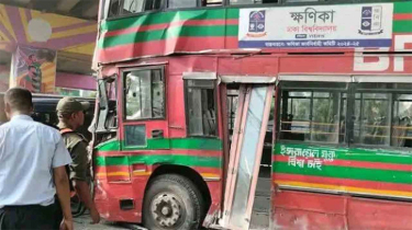 দুর্ঘটনায় দুমড়ে-মুচড়ে গেল ঢাবির বাস, আহত অন্তত ৮ শিক্ষার্থী